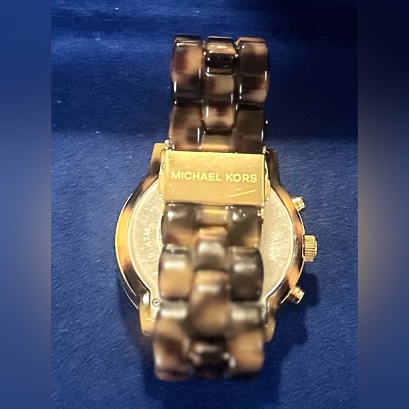 MICHAEL KORS
Tortoise Acrylic Brown Dial Ladies Watch
Item No. MK5216/no case - Picture 8 of 9